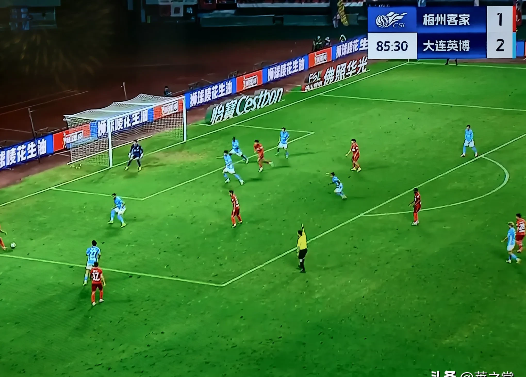 关于中国足球顶级联赛场上球队实力对决，胜负悬念引人注目的信息