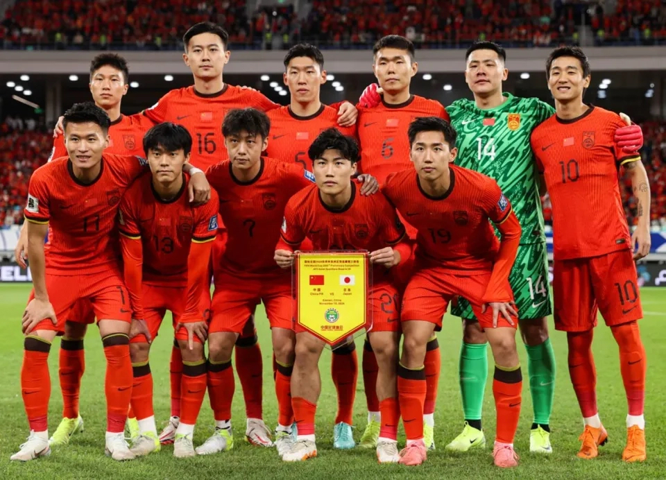 关于中国足球顶级联赛场上球队实力对决，胜负悬念引人注目的信息